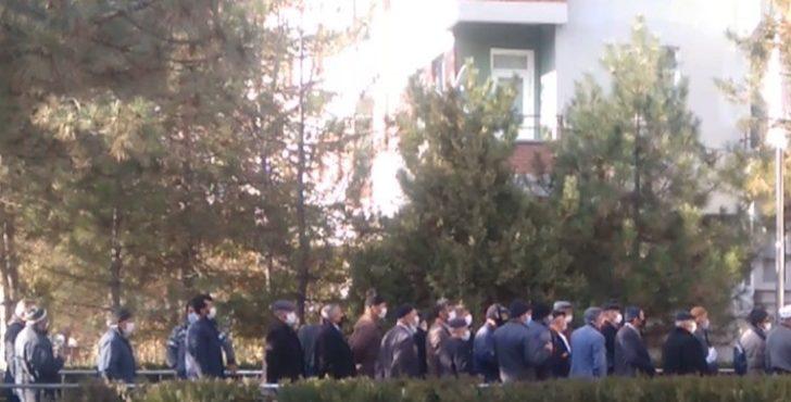 Sosyal mesafesiz kuyruk pes dedirtti G2