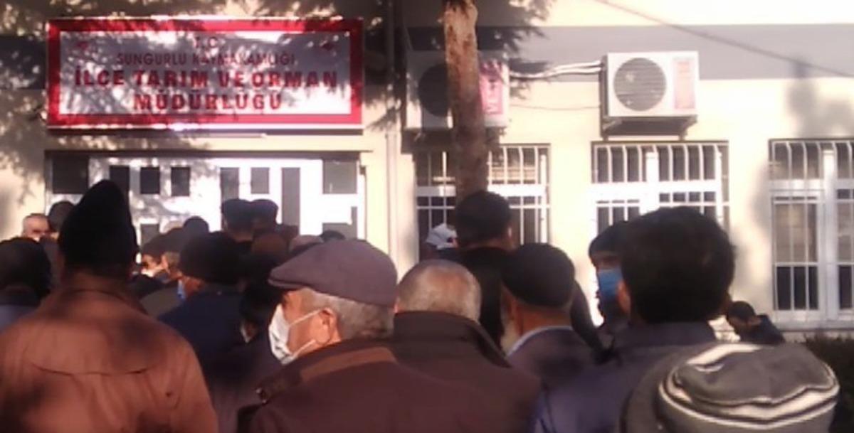 Sosyal mesafesiz kuyruk pes dedirtti