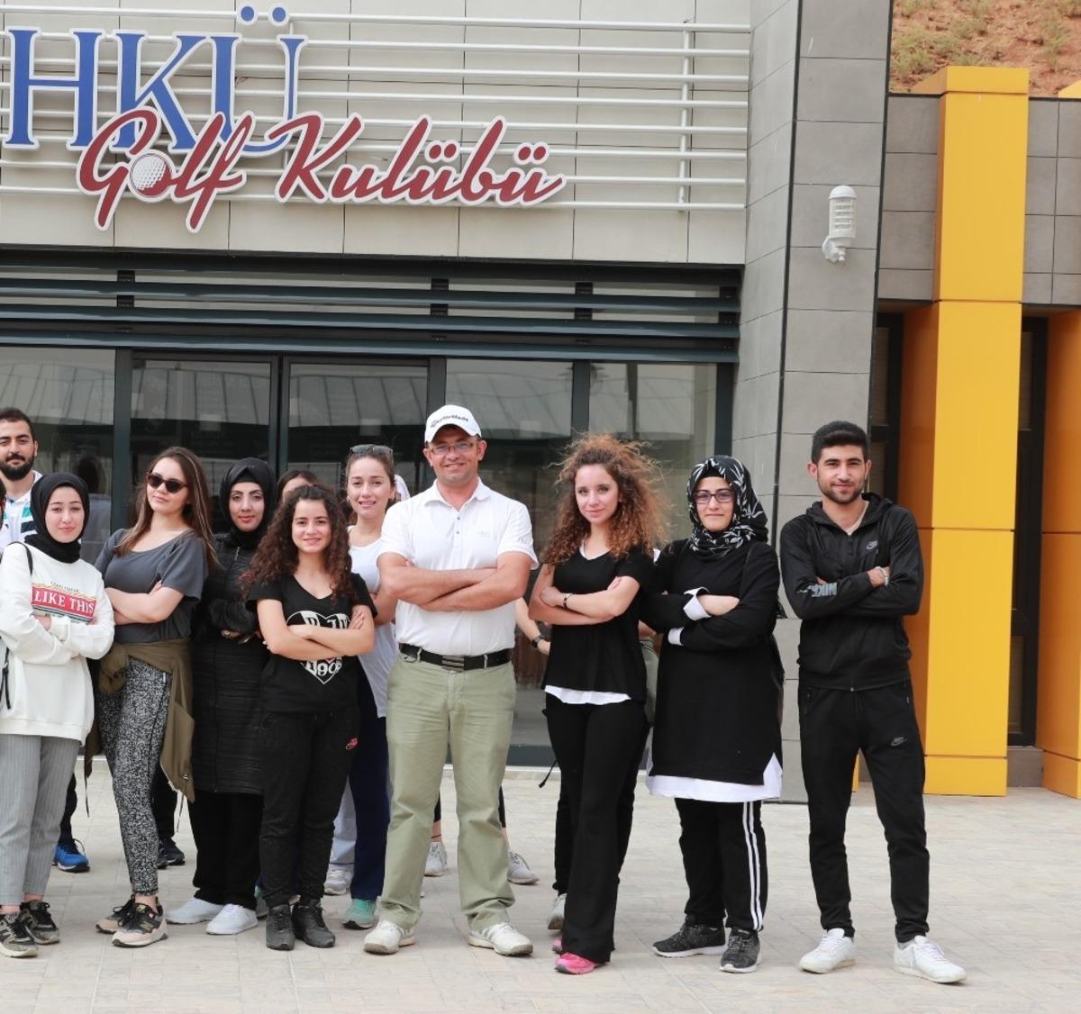 HK&Uuml;&rsquo;n&uuml;n golf eğitmenine g&uuml;m&uuml;ş madalya