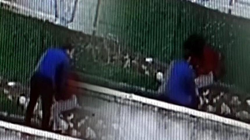 Dehşet anları! Sokak ortasında kadın darp edildi