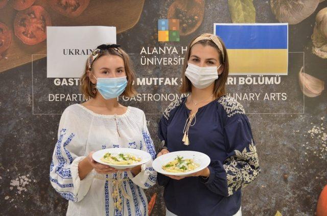 Alanya Hep’in mutfağına giren Ukraynalı öğrenciler, geleneksel yemeklerini yaptı