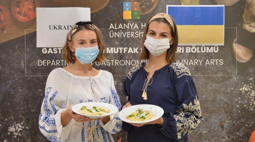 Alanya Hep’in mutfağına giren Ukraynalı öğrenciler, geleneksel yemeklerini yaptı