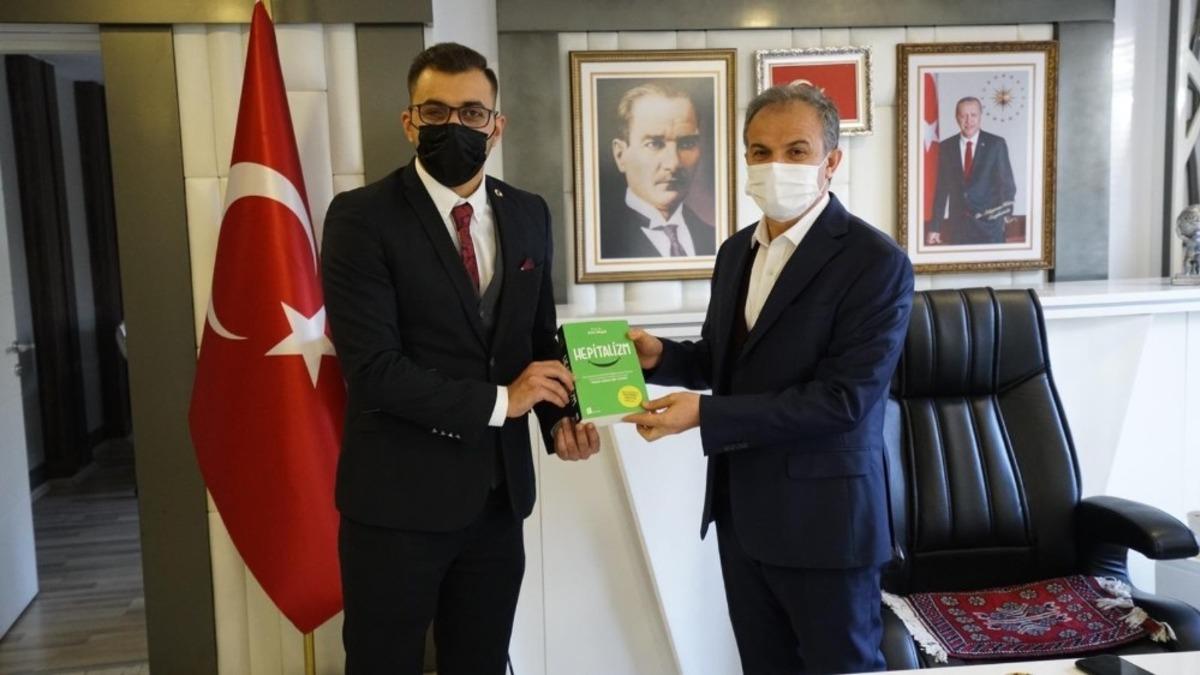 Mikrokredi Başkan Kılı&ccedil;&rsquo;a kitap hediye etti