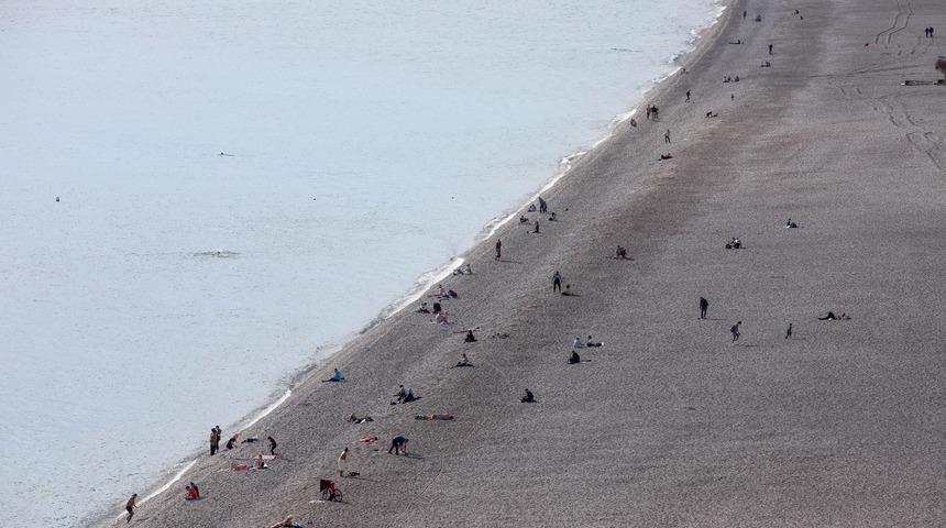 Sağanak beklenen Antalya'da deniz keyfi