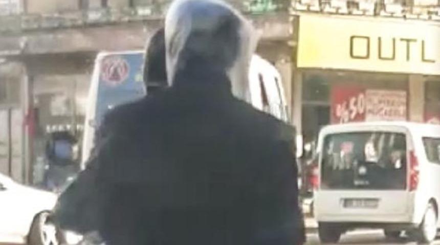 İlginç anlar! Başına poşet geçirip yolculuk etti