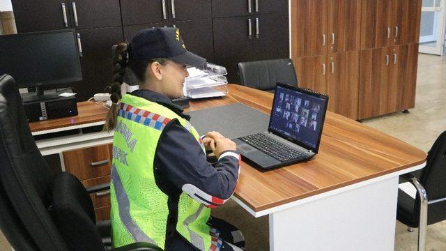 Alanya’da jandarmadan öğrencilere online ders
