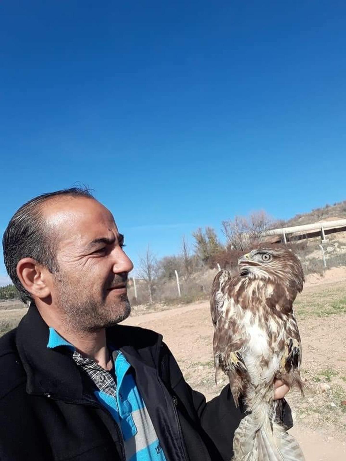 Yolda bulduğu yaralı şahini veterinere g&ouml;t&uuml;rd&uuml;