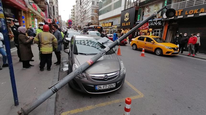 Şişli'de elektrik direği otomobilin üzerine devrildi