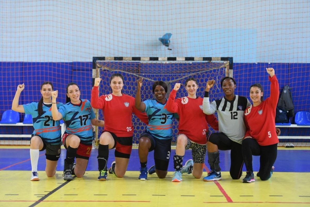 Kadın hentbolcular, ırk&ccedil;ılığa karşı diz &ccedil;&ouml;kt&uuml;