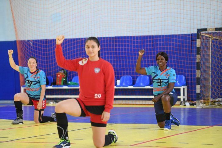 Kadın hentbolcular, ırkçılığa karşı diz çöktü G2