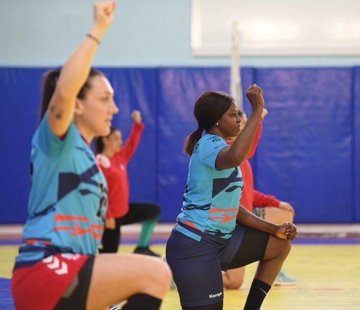 Kadın hentbolcular, ırkçılığa karşı diz çöktü G3