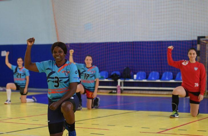 Kadın hentbolcular, ırkçılığa karşı diz çöktü G4