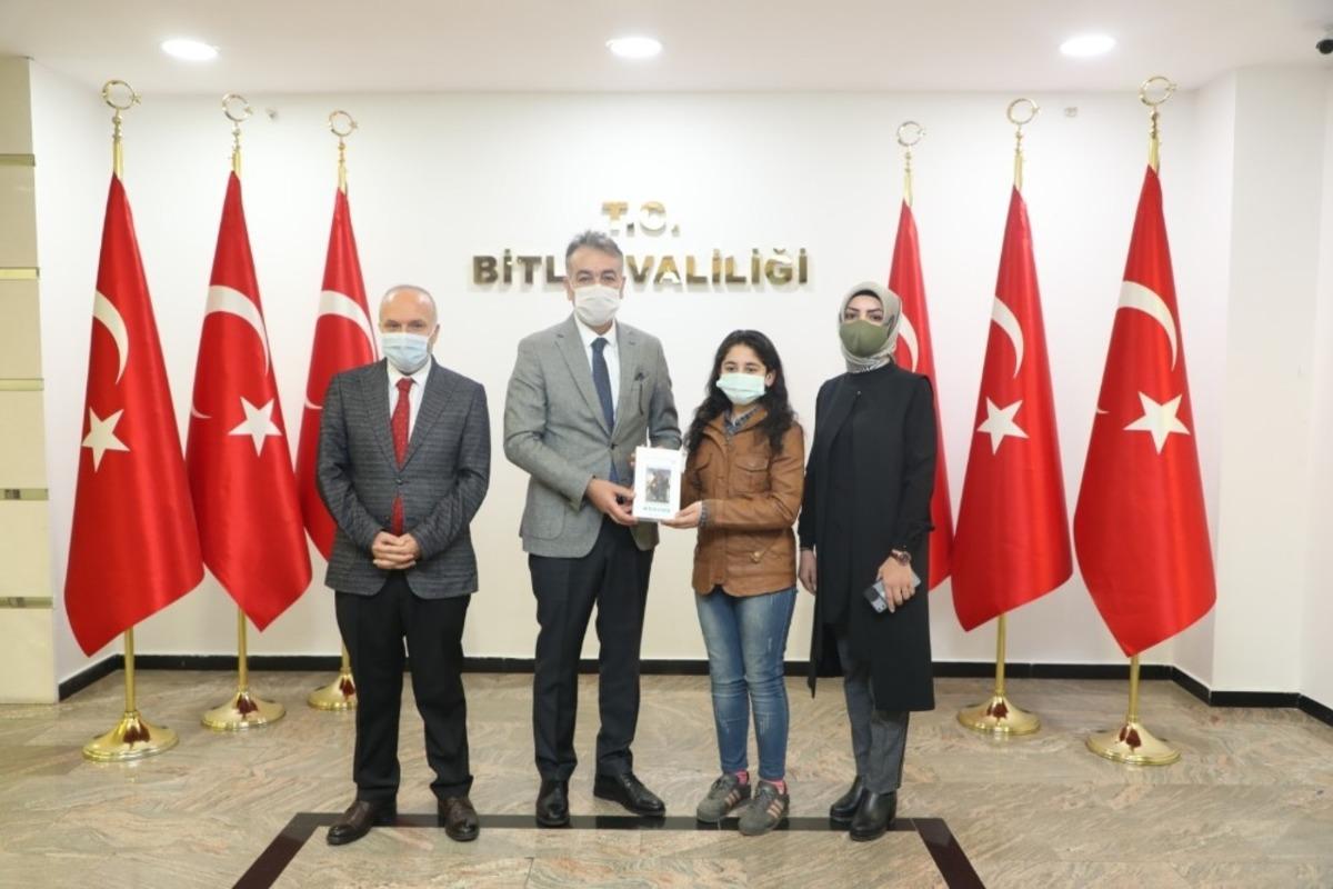 Vali &Ccedil;ağatay&rsquo;dan &ouml;ğrencilere hediye