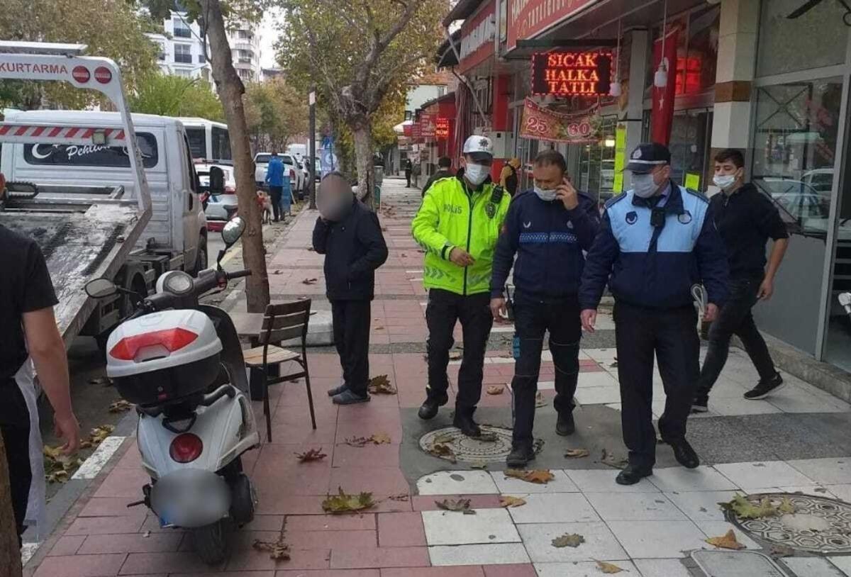 Kaldırımlara gelişig&uuml;zel bırakılan motosikletlerin s&uuml;r&uuml;c&uuml;lerine işlem