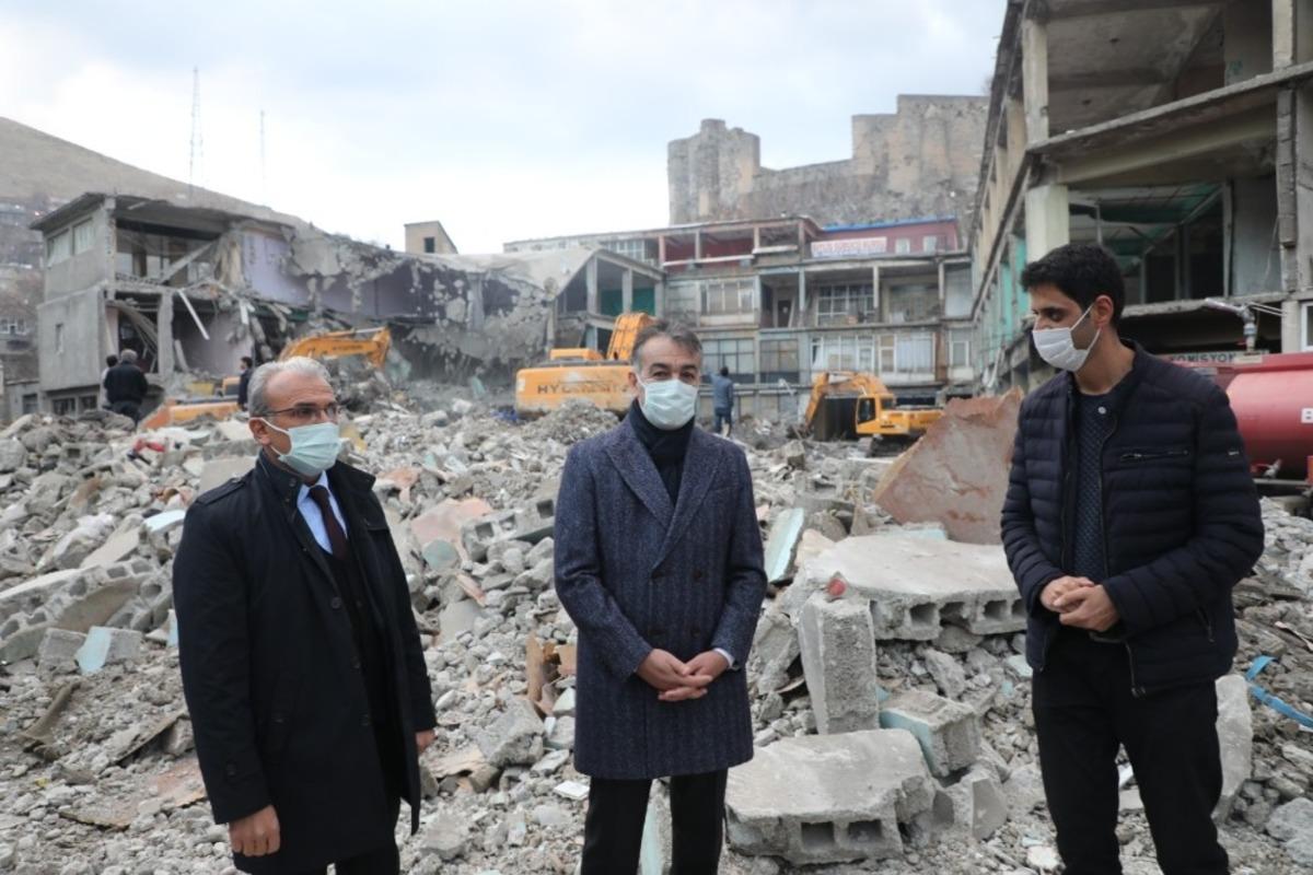 Vali &Ccedil;ağatay 50 yıllık hal binasının yıkım &ccedil;alışmalarını inceledi