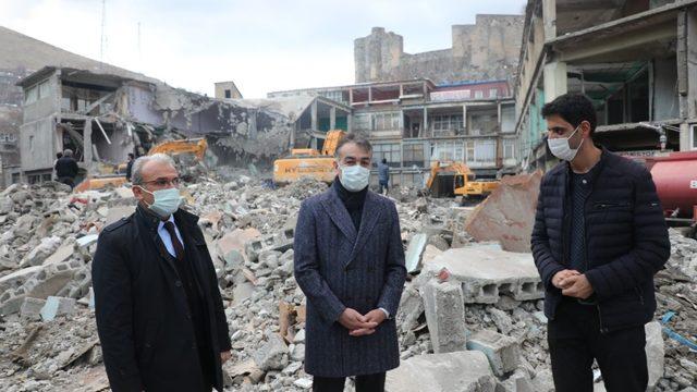 Vali Çağatay 50 yıllık hal binasının yıkım çalışmalarını inceledi