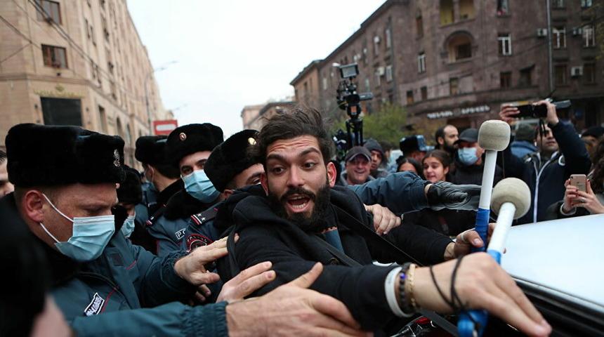 Paşinyan'ın istifasını isteyen protestocular hükümet binasına girmeye çalıştı