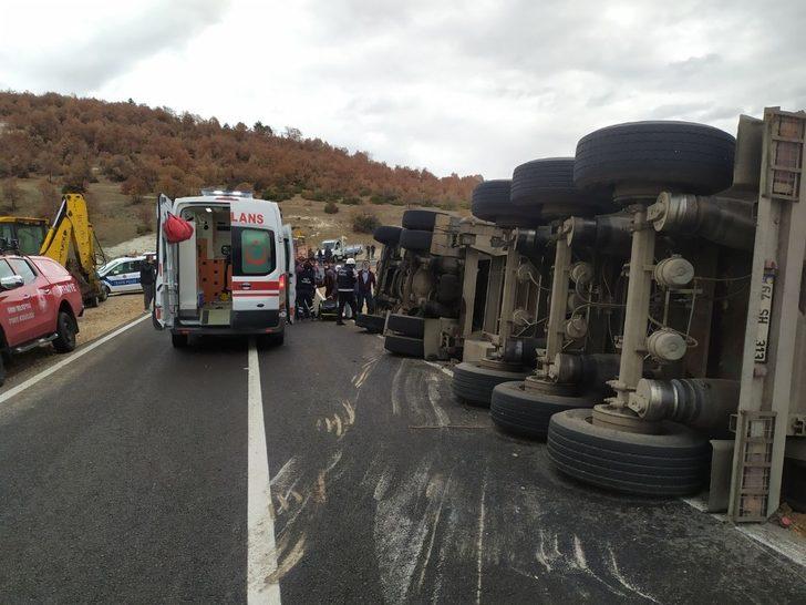 Pazarlar’da kömür yüklü tır devrildi: 2 yaralı G1