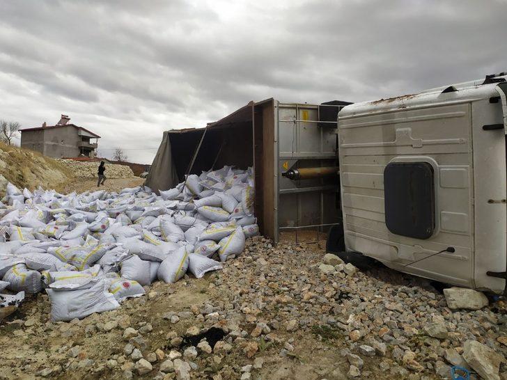 Pazarlar’da kömür yüklü tır devrildi: 2 yaralı G4