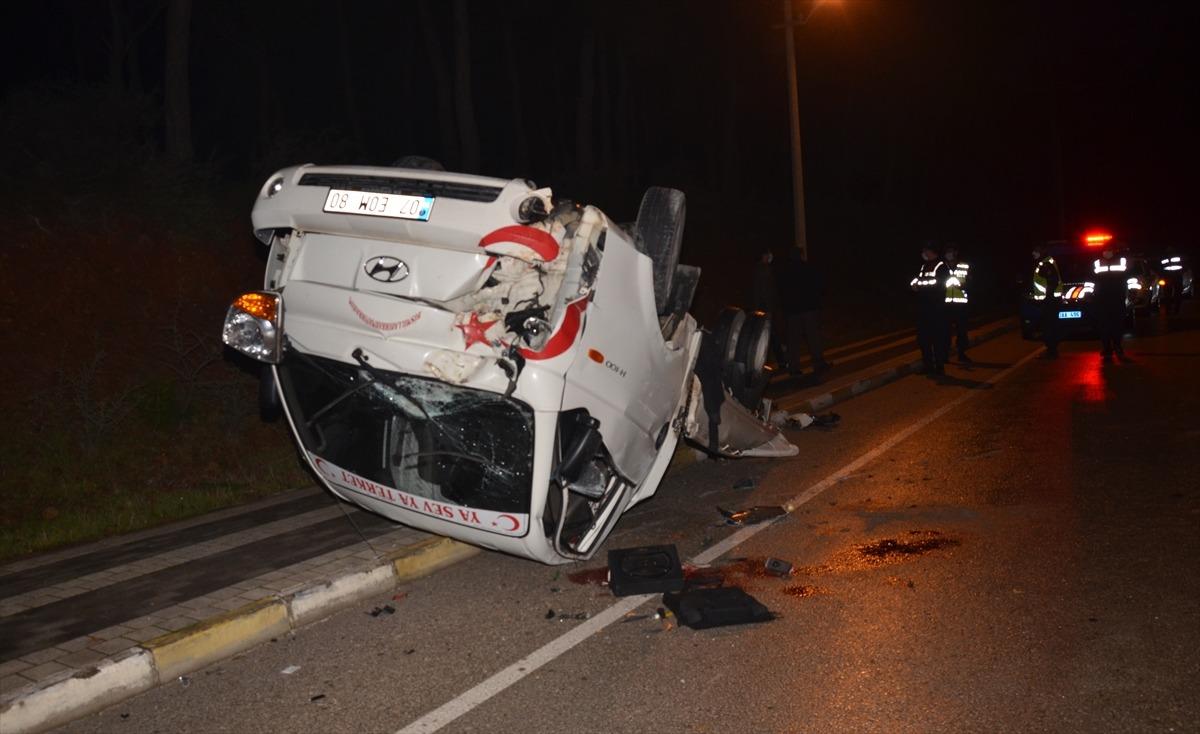 Antalya&rsquo;da kamyonet devrildi: 2 yaralı