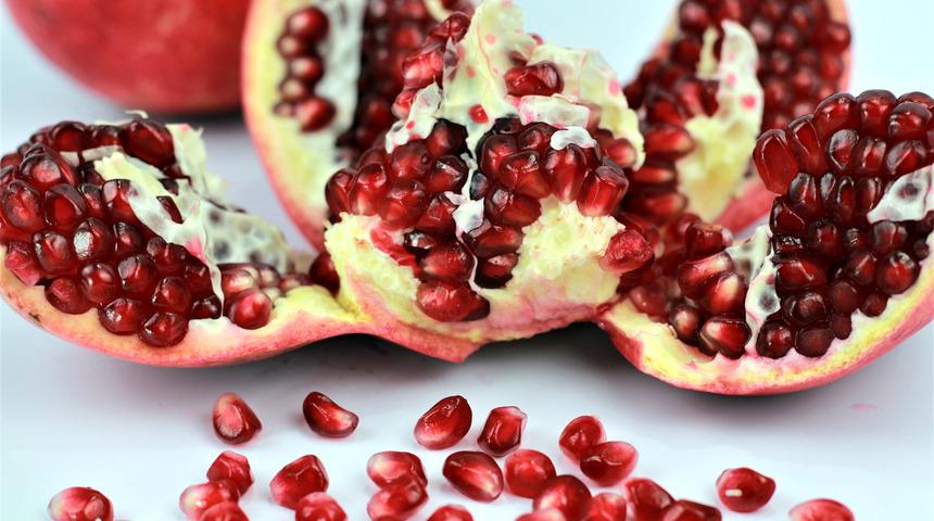 Etrafa sıçratmadan, en kolay şekilde nar ayıklama yöntemi