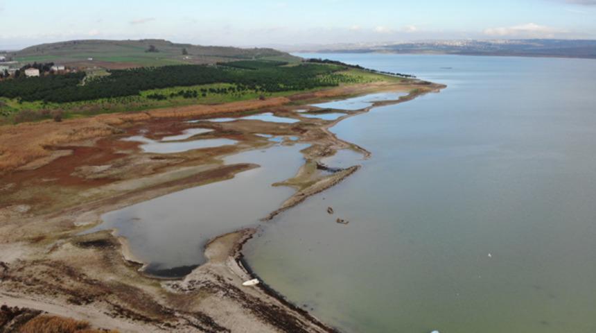  B&uuml;y&uuml;k&ccedil;ekmece Barajı&rsquo;nda su seviyesi d&uuml;şt&uuml;, tekneler karaya oturdu