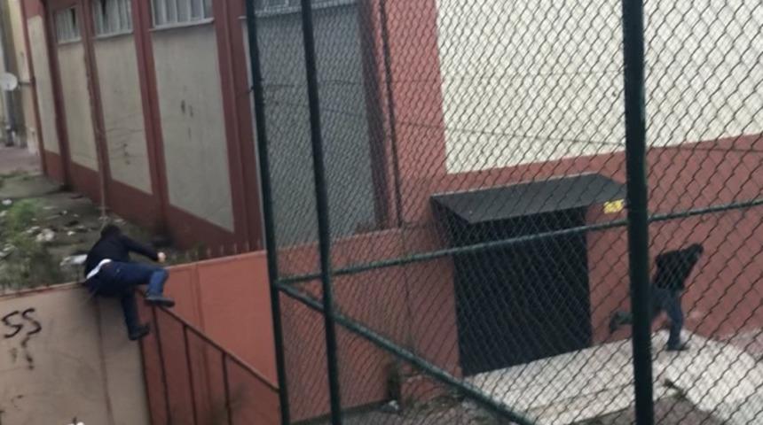 Esenyurt'ta kıraathaneye baskın! Pencereden atlayıp düz duvara tırmandılar