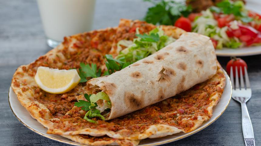 Evde  Antepli ustalar gibi lahmacun yapmanın 3 püf noktası