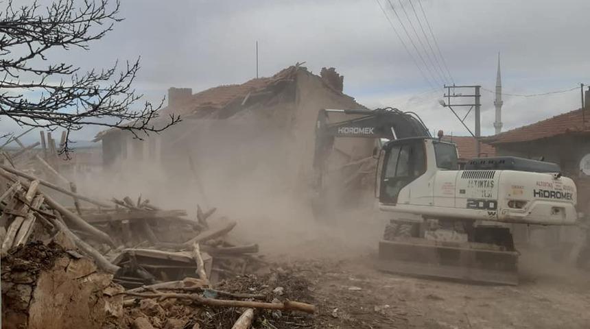 Altıntaş&rsquo;ta  metruk binalar yıkılıyor