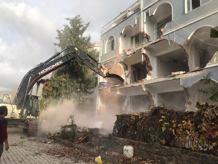 Marmaris’te riskli binaların yıkım işlemleri devam ediyor G5