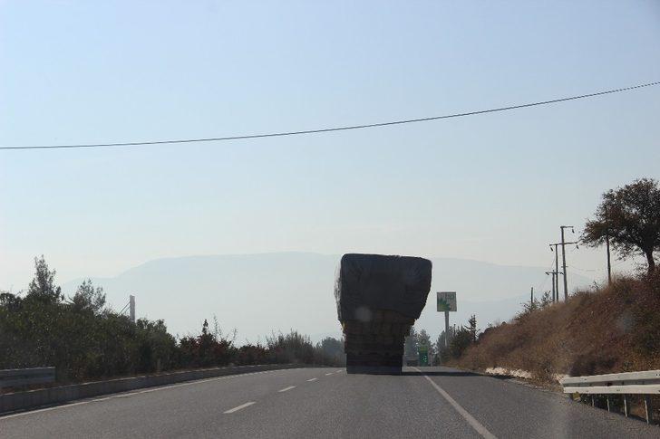 Saman yüklü kamyon adeta yola sığmadı G2