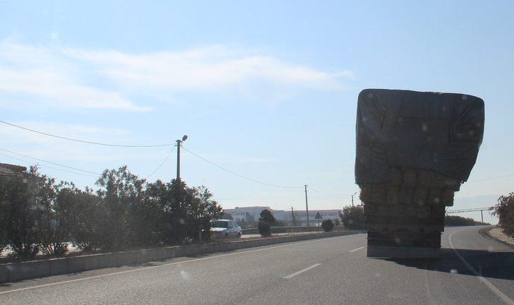 Saman yüklü kamyon adeta yola sığmadı G3