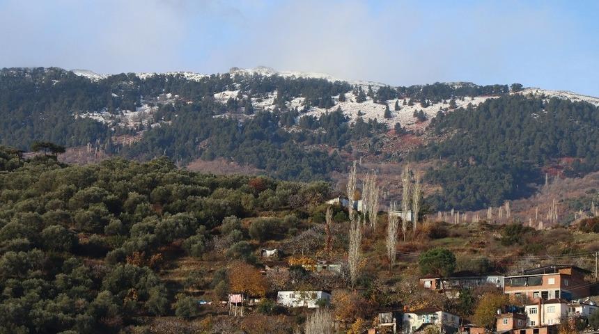 Madran Dağı&rsquo;na yılın ilk karı d&uuml;şt&uuml;