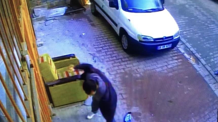 Arkadaşlarının kendisini &ouml;ld&uuml;receğini d&uuml;ş&uuml;n&uuml;p ikinci kattan atladı
