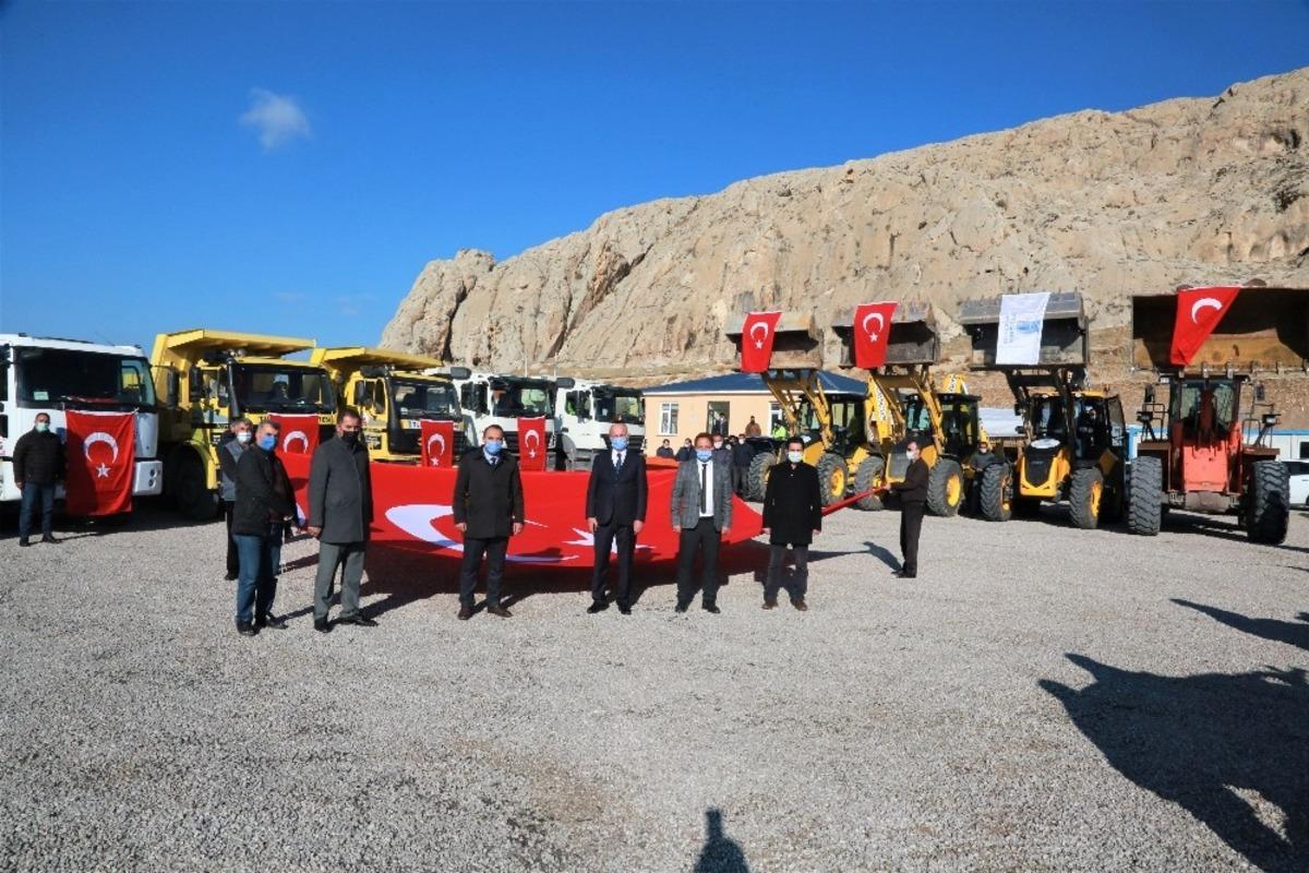 Tuşba Belediyesinin &lsquo;karla m&uuml;cadele ekibi&rsquo; g&ouml;reve hazır