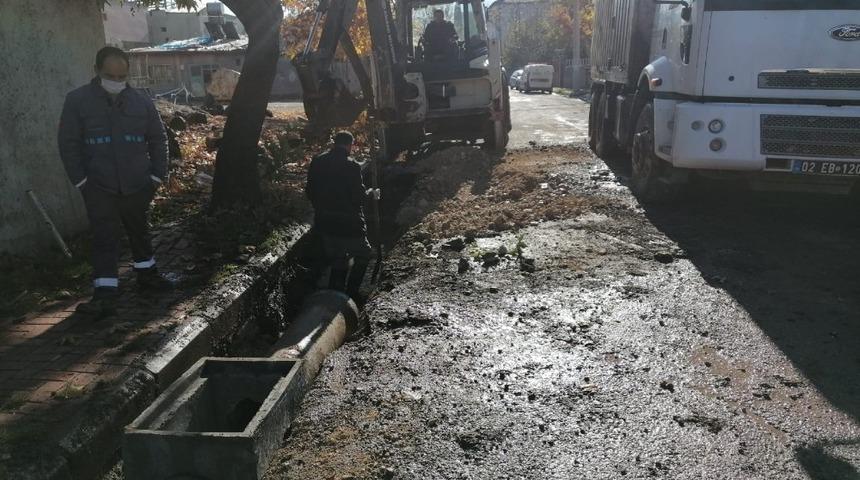 G&ouml;lbaşı Belediyesi İn&ouml;n&uuml; Caddesine yağmur suyu borusu d&ouml;şedi