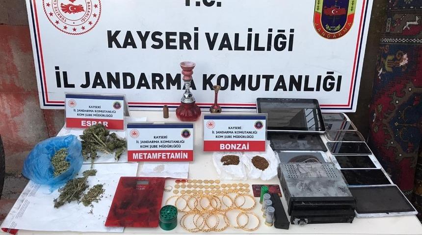 Uyuşturucu zanlısının evinden servet &ccedil;ıktı