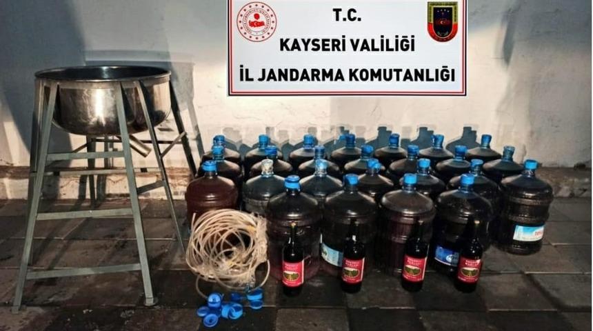 Tomarza’da 700 litre kaçak içki ele geçirildi