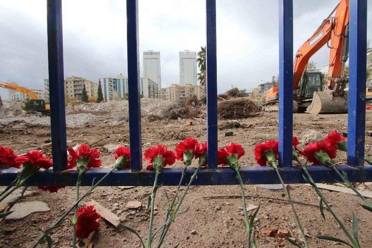 Başkan Sandal, depremde hayatını kaybedenler için lokma döktürdü, karanfil bıraktı G1