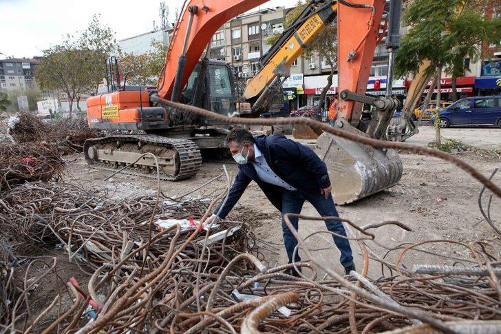 Başkan Sandal, depremde hayatını kaybedenler için lokma döktürdü, karanfil bıraktı G3