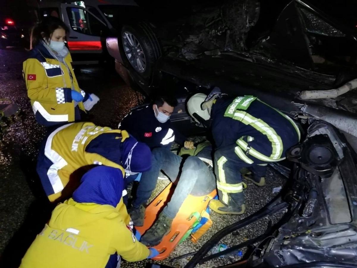 Kayganlaşan yolda bariyere &ccedil;arpan otomobil takla attı: 5 yaralı