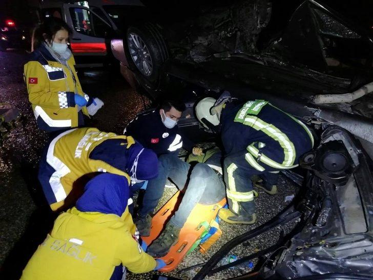 Kayganlaşan yolda bariyere çarpan otomobil takla attı: 5 yaralı G1