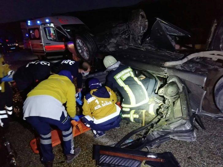 Kayganlaşan yolda bariyere çarpan otomobil takla attı: 5 yaralı G3