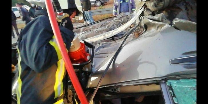 Kayganlaşan yolda bariyere çarpan otomobil takla attı: 5 yaralı G4