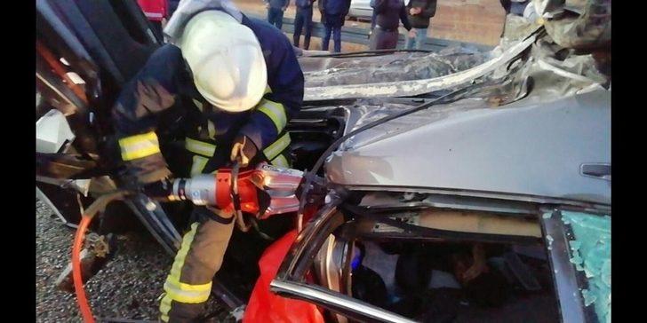 Kayganlaşan yolda bariyere çarpan otomobil takla attı: 5 yaralı G5