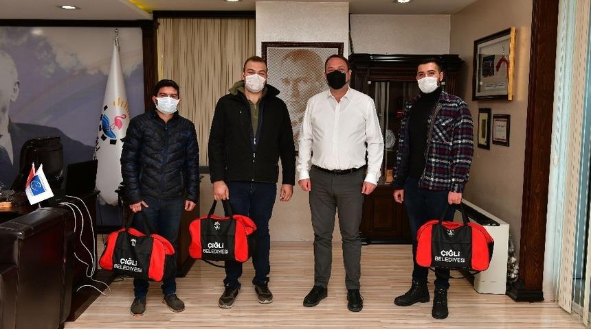 Başkan Gümrükçü’den "asker çantalı" uğurlama