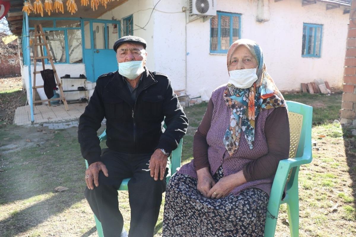 Yaşlı &ccedil;iftin kefen parasını bı&ccedil;ak zoruyla gasp etti, adliyeden elini kolunu sallayarak &ccedil;ıktı