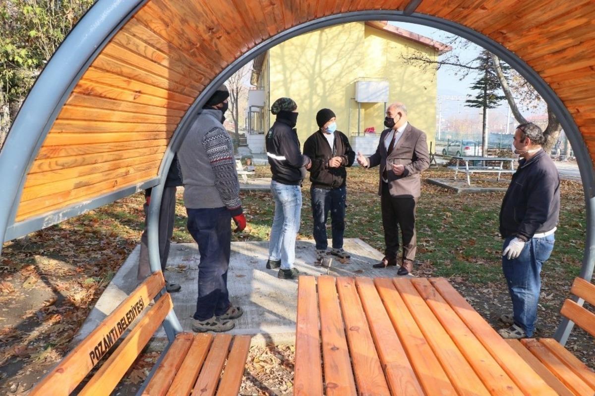 Belediyenin at&ouml;lyesinde &uuml;retilen bank ve kameriyeler kullanıma sunuldu