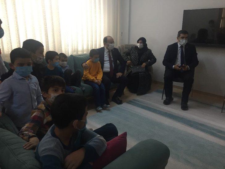 ETÜ Rektörü Prof. Dr. Çakmak’tan devlet korumasındaki çocuklara destek G3