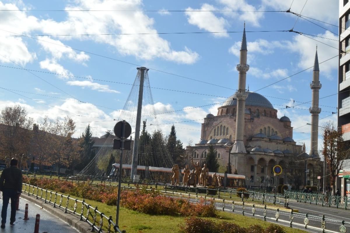 Eskişehir&rsquo;de g&uuml;neş yazdan kalma bir g&uuml;n yaşattı